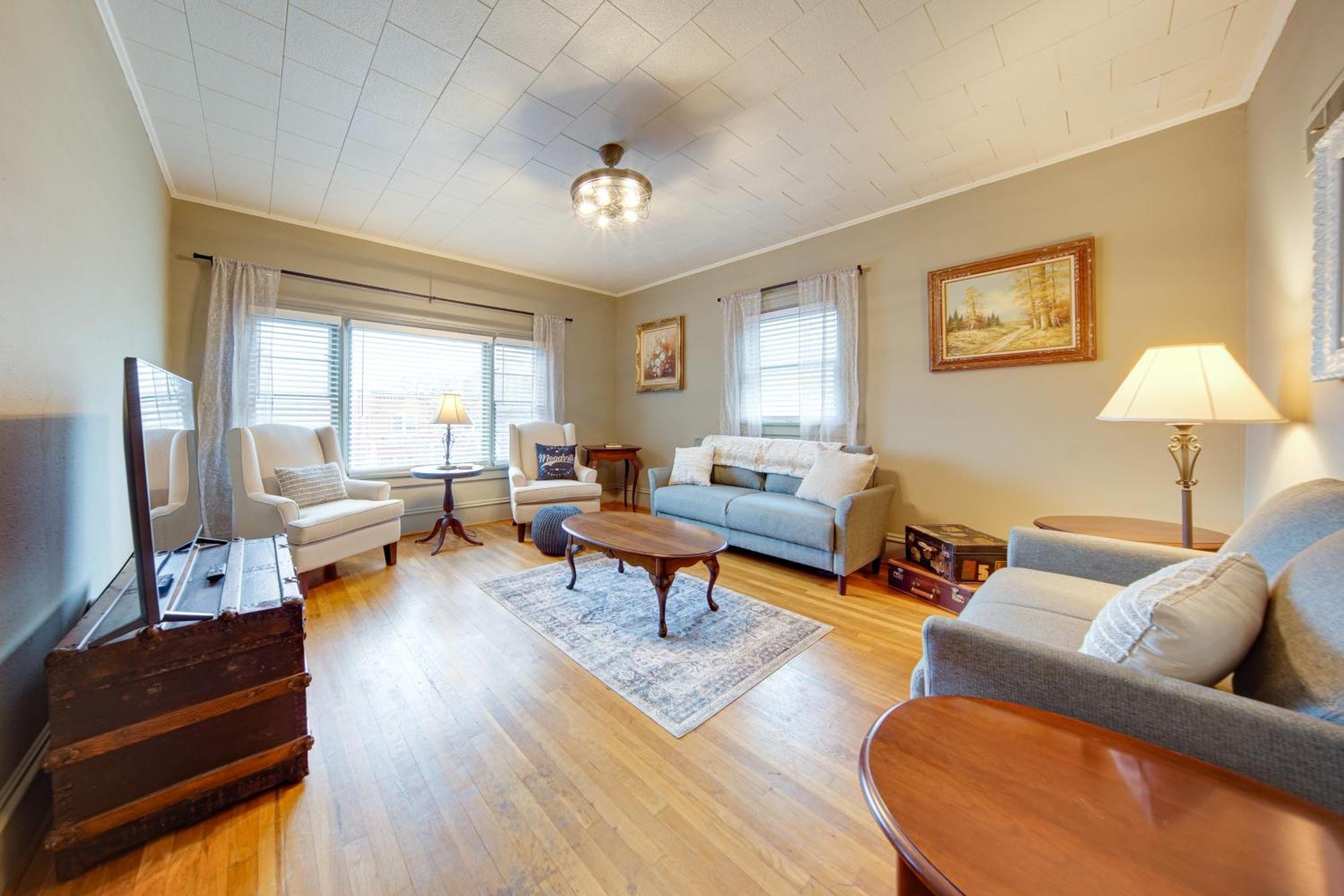 Apartment - Walk To Downtown!