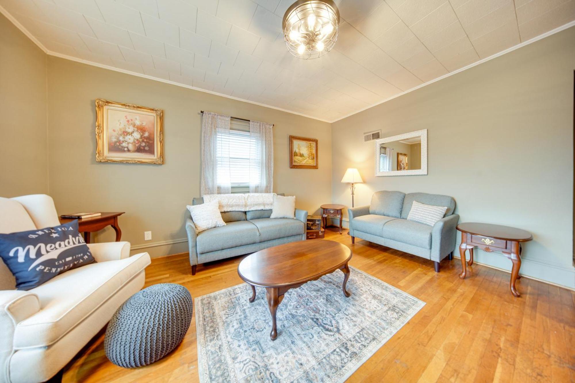 - Walk To Downtown! Apartment *